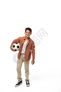 快乐的男孩拿着足球看着白背景图片