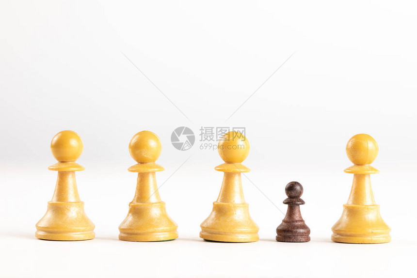 以黑白棋为代表的自卑种族主义图片