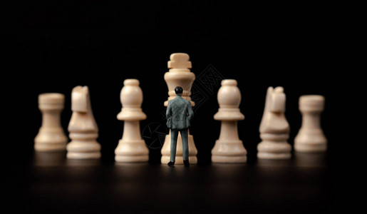 数字商人站在孤立的黑色背景上的木棋前业务分析和战略的概念踏入初创企业图片