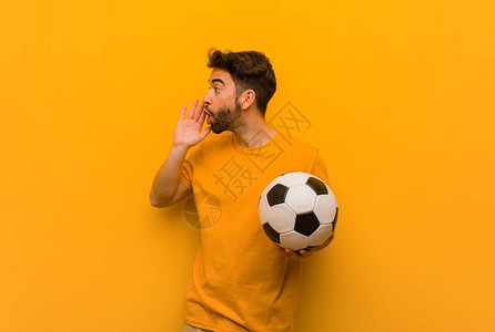 年青的足球运动员男子在低声图片