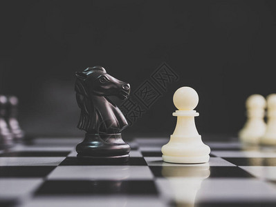 战略规划商业竞争战略规划概念象棋板上的黑典当和图片