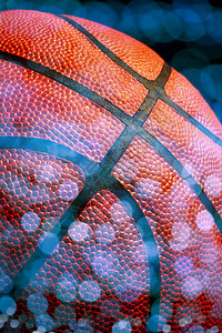一个被黑色隔离的篮球的特写背景图片
