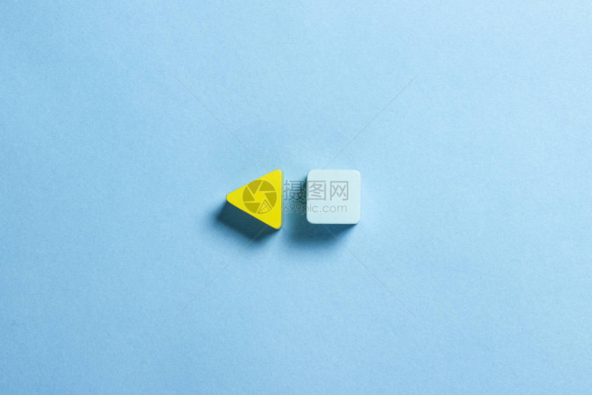 蓝色背景上的黄色三角形播放标志极简主义图片