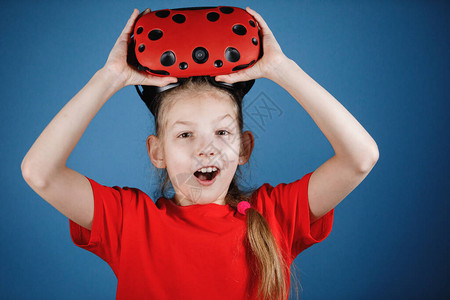 金发美女玩虚拟现实眼镜电脑游戏蓝背景情感的游戏你图片