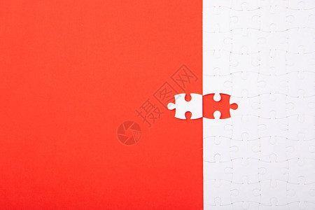 红色背景上的空白拼图平铺文本空间图片
