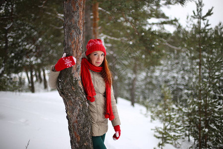 美丽迷人的笑容美丽的年轻女士带着绿色的眼睛和红头发在寒冬雪林中漫图片
