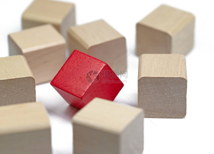 白色木块和白色背景的红色木块图片