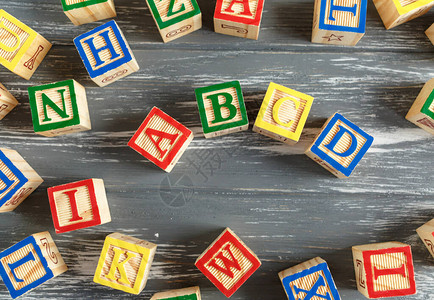 灰色背景上字母的多彩木块设置用于学习字母表教育图片