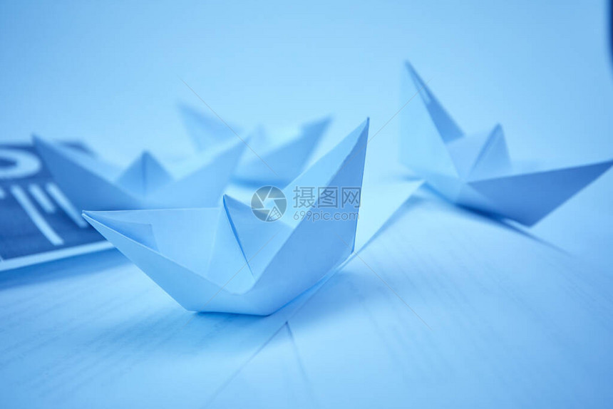 文件上的纸船商业概念图片