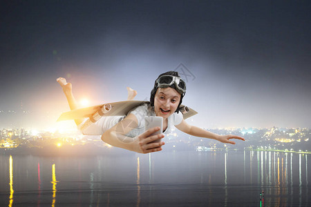 快乐的女孩在空中飞翔图片