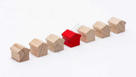 一连串的小型木制玩具屋图片