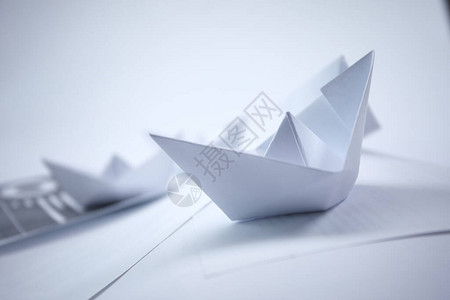 文件上的纸船商业概念背景图片
