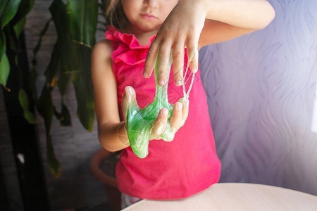对面的绿色粘液从孩子们的手上流下来图片