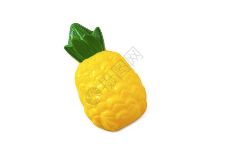菠萝孤立在白色背景上的玩具塑料水果游戏的塑料水果在图片