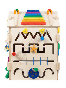 一个迷宫的特写镜头与多色拼图在一个木制繁忙的板教育玩具为儿童图片