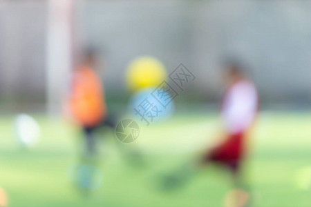 足球学院儿童培训领域因背景模糊图片
