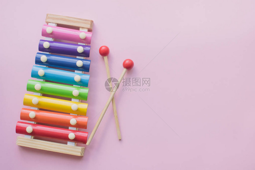 粉红露地上的彩虹彩色木质玩具XylophoneGlockenspiel玩具由金属和木材图片