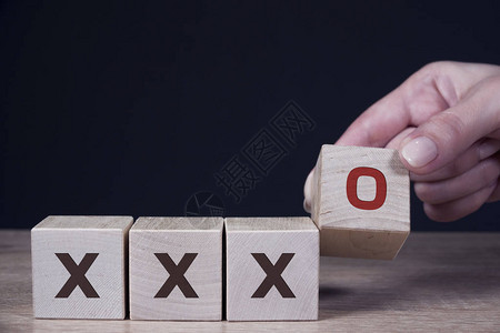 抽动男手将O符号打印屏幕放在木制立方体和X木制立方体上正确和不正背景