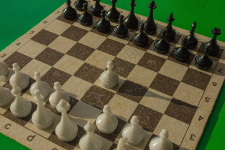 一个有数字的国际象棋场白开始第一步图片