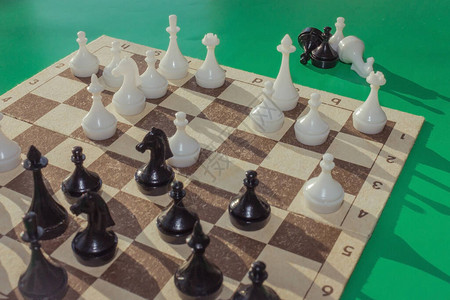 在棋盘上进行了一场比赛部分数字位于黑板旁边中场的黑马复杂的位置图片