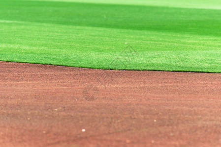 棒球场的泥土和野外草地之间干净图片