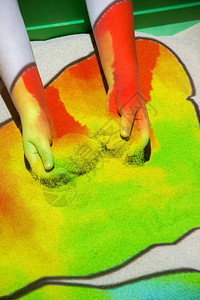 儿童游戏互动沙箱与一个彩色沙背景图片