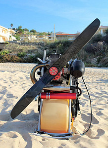 汽油引擎和螺旋桨在海滩上滑翔图片