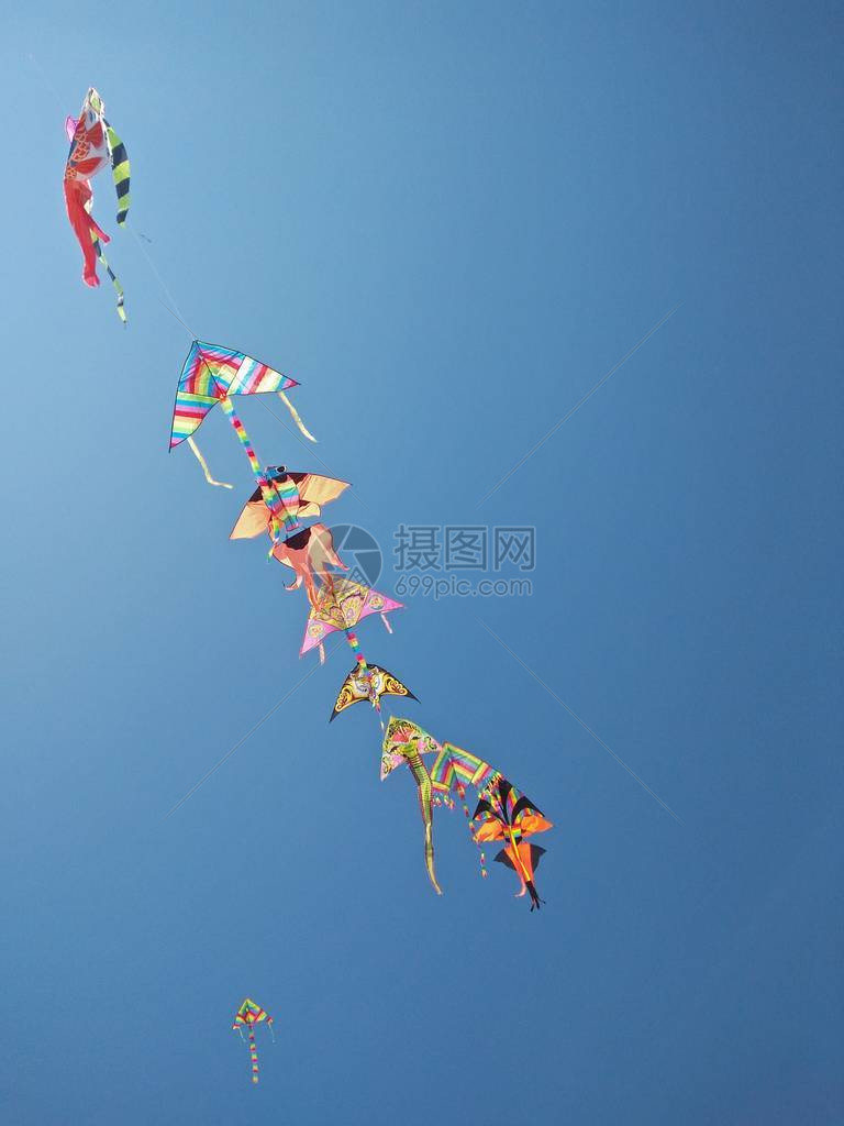 五颜六色的风筝在风的呼吸下在天空中现出轮廓图片