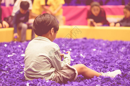 男孩在玩紫色教育玩具块图片