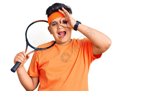 玩网球的小男孩拿着拍打的响声笑着开心快乐地做一个好标记用手图片