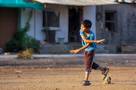 印度农村孩子打板球图片