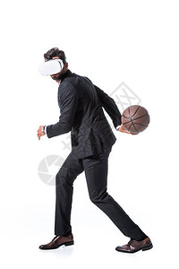 正式穿戴和虚拟现实头盔的商人与篮球图片