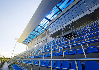体育场内空荡的蓝色塑料座椅观众的主要论坛体育和健康生图片