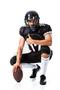 美式足球运动员用球做大拇背景图片