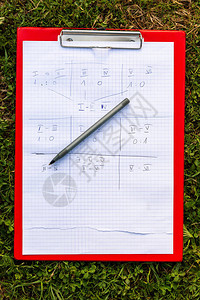 积分列表团队比赛纸记分牌一支笔和一个支架背景