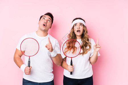 玩羽毛球的年轻夫妇用张图片