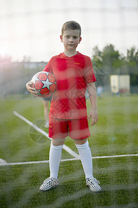 踢足球的小男孩运动的孩子球在运动场上的孩子图片