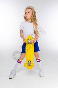 酷的小女孩与滑板合影图片