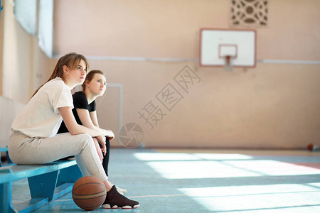 在体育馆打篮球的年图片