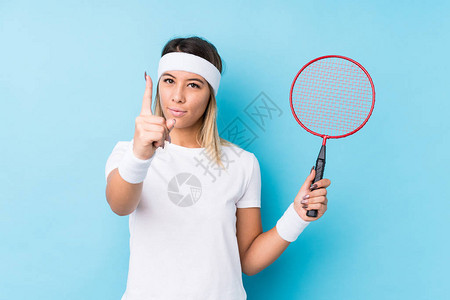 玩羽毛球的年轻caucasian女人孤立显图片