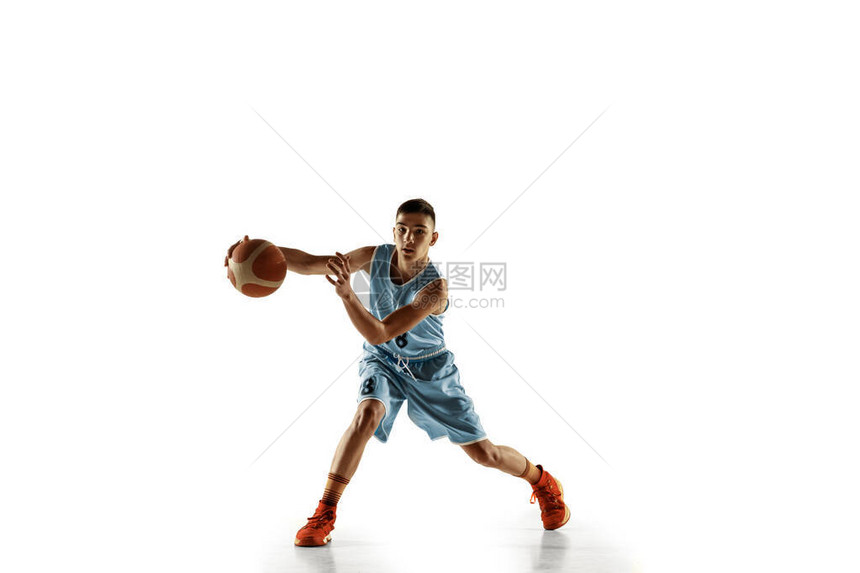年轻篮球运动员的全长肖像与孤立在白色工作室背景的球图片