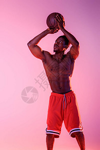 英俊肌肉健壮的非洲裔美国运动员在粉红和紫色梯度图片