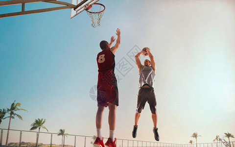 篮球运动员参加街球比赛图片