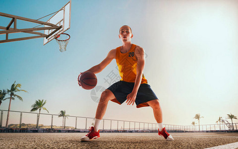 篮球运动员在街球比赛中打球图片