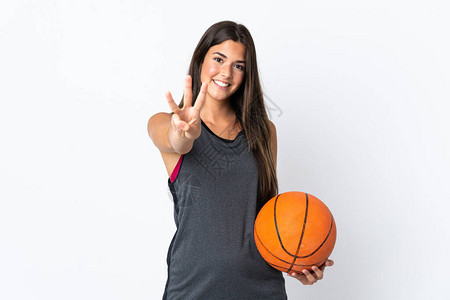 白种背景快乐地打篮球用手指数到三的年轻巴西女人图片