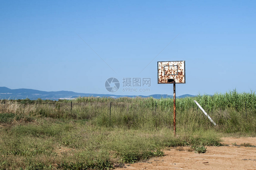 格隆盖篮球板在海滩废弃的图片