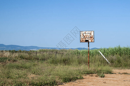 格隆盖篮球板在海滩废弃的背景图片
