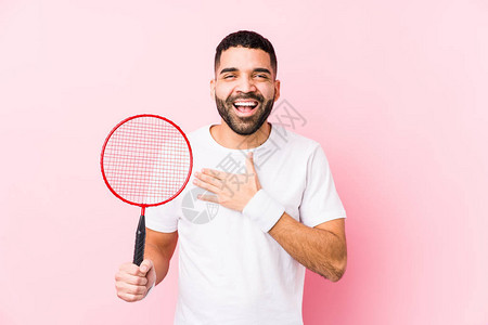 玩羽毛球的阿拉伯青年男子孤立地笑出声来图片