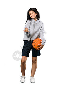 一位打篮球的年轻女子一拍长镜头图片
