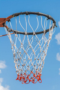在蓝天的篮球架图片